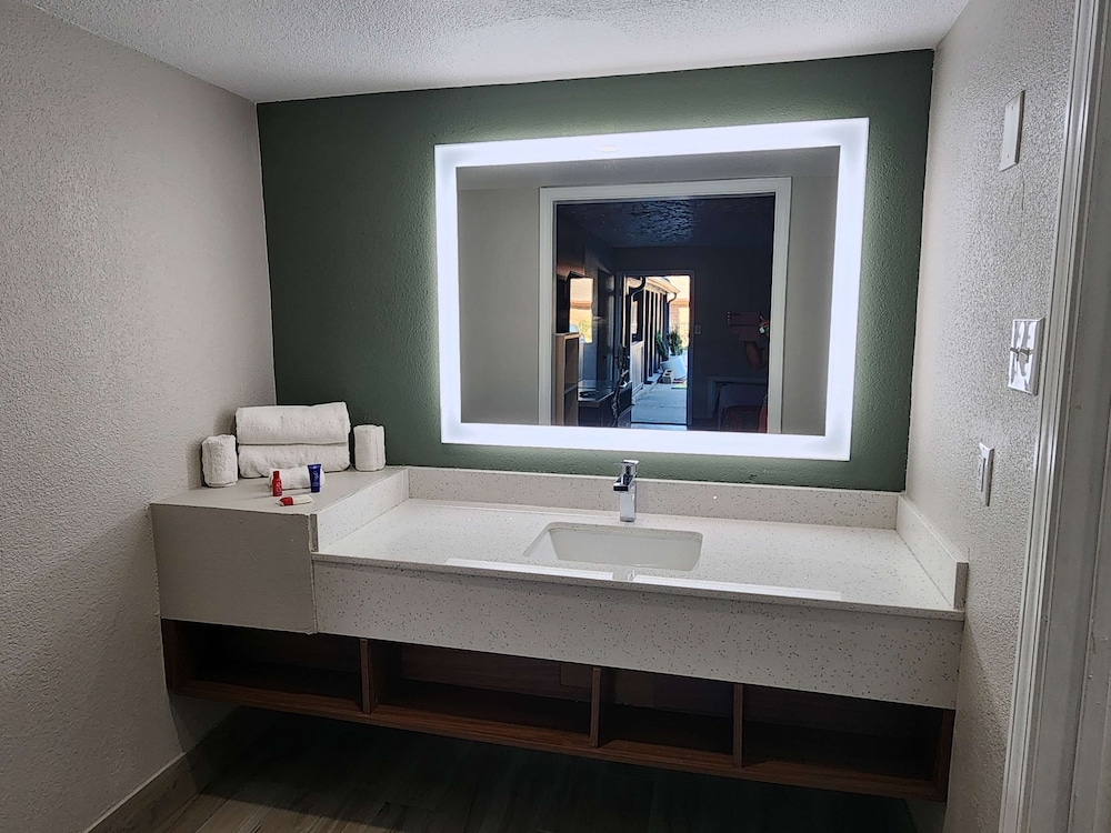 San Antonio Vacations - Americas Best Value Inn Longview - Property Image 16