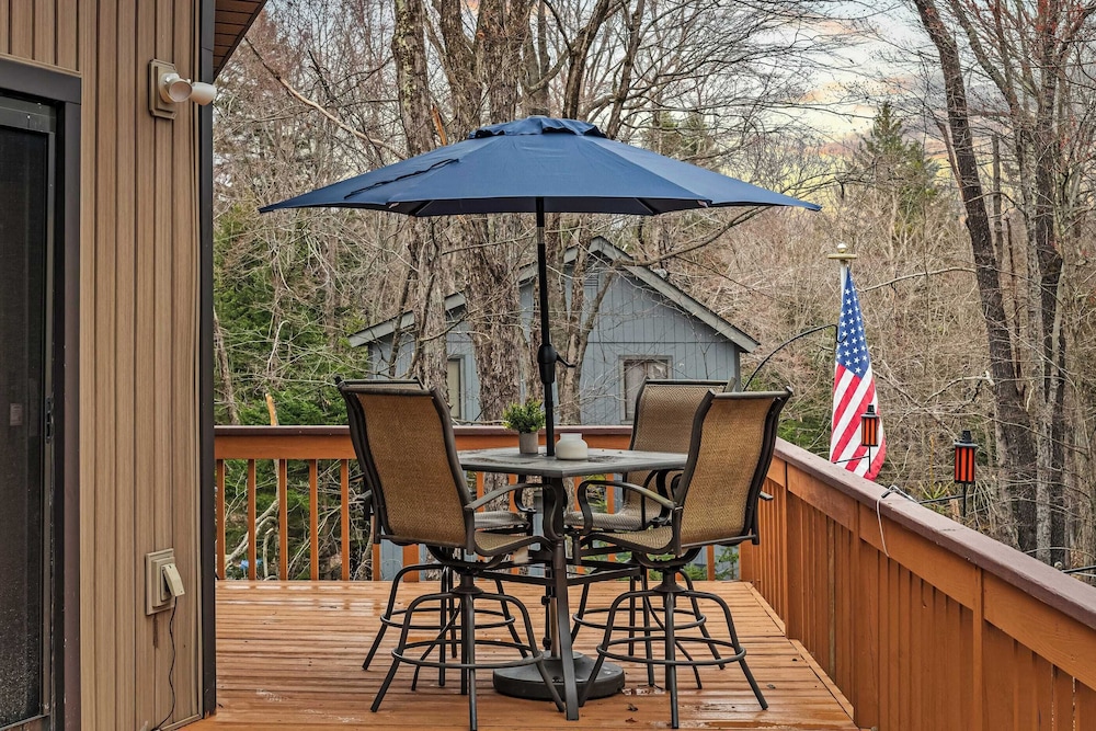 Atlas Point Lodge Sauna, Fireplaces, Kayaks, Lakes + Pet-friendly Yard