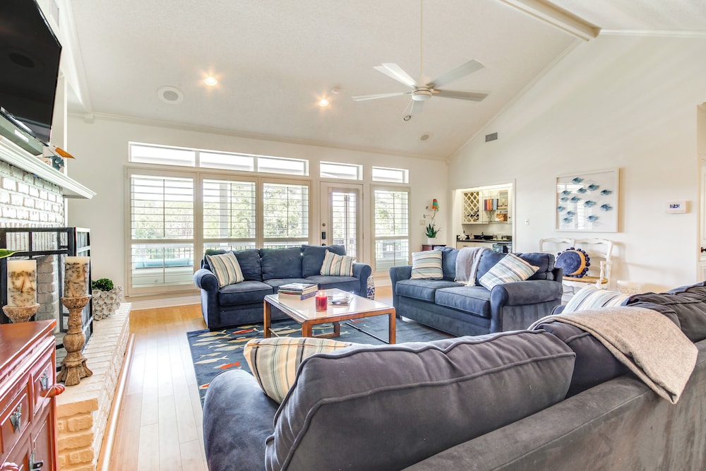 Pool, Fire Pit & Tennis Court: Gem in Bay St Louis