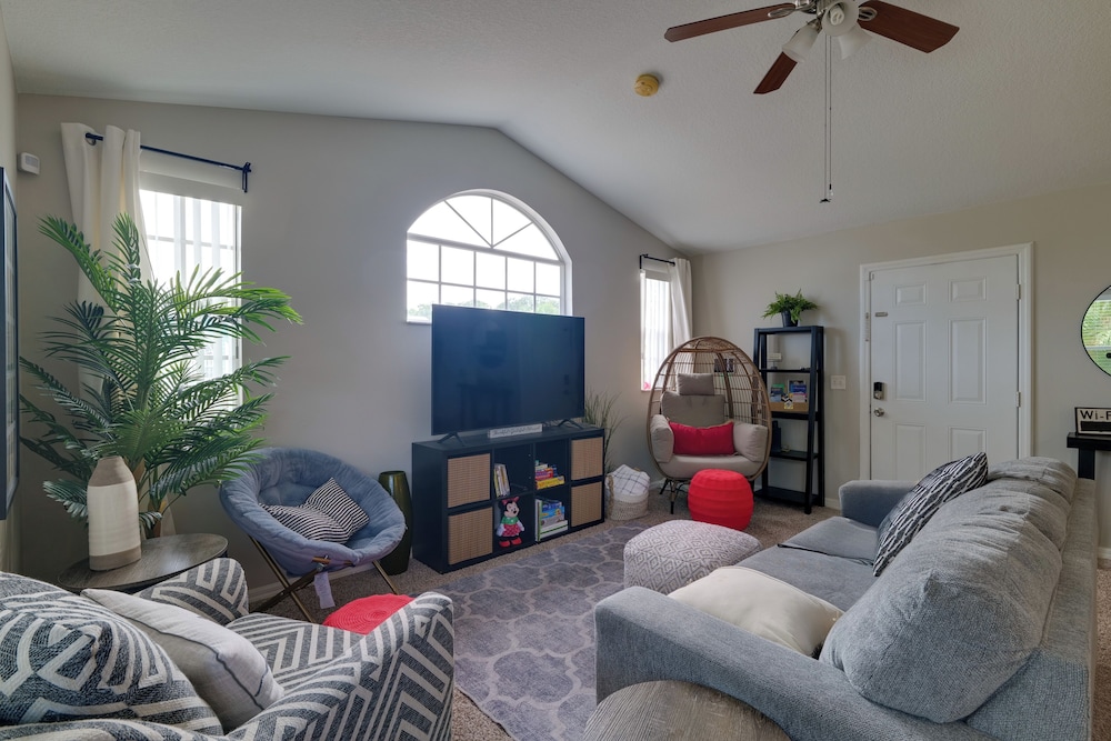 5 Mi to Wdw: Resort-style Condo w/ Pool Access