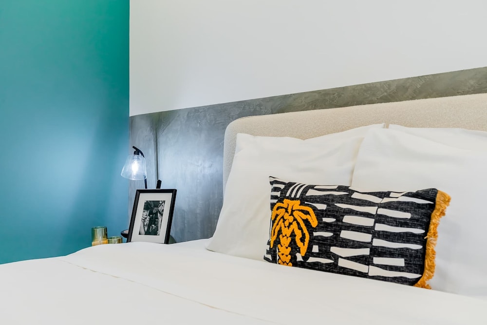 w Charming 1BR in Santa Ana s Best Area