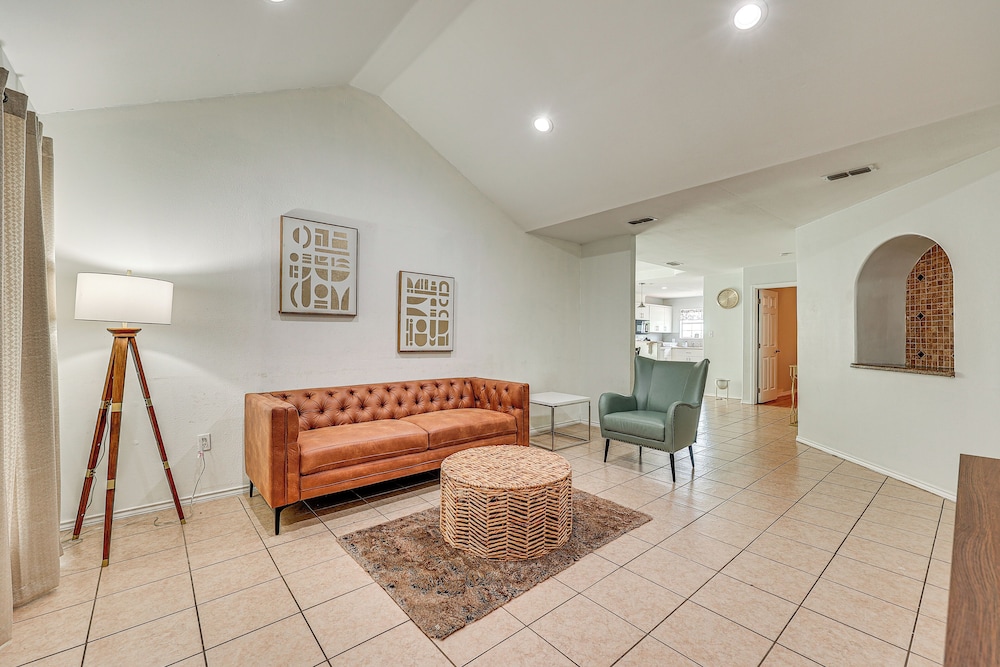 4 Mi to Dtwn Brownsville: Family Home w/ Yard!