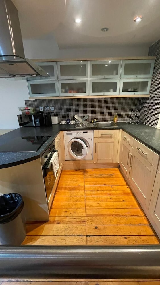 1br-wifi-freesnacks-freeparking-petsok-retroarcade