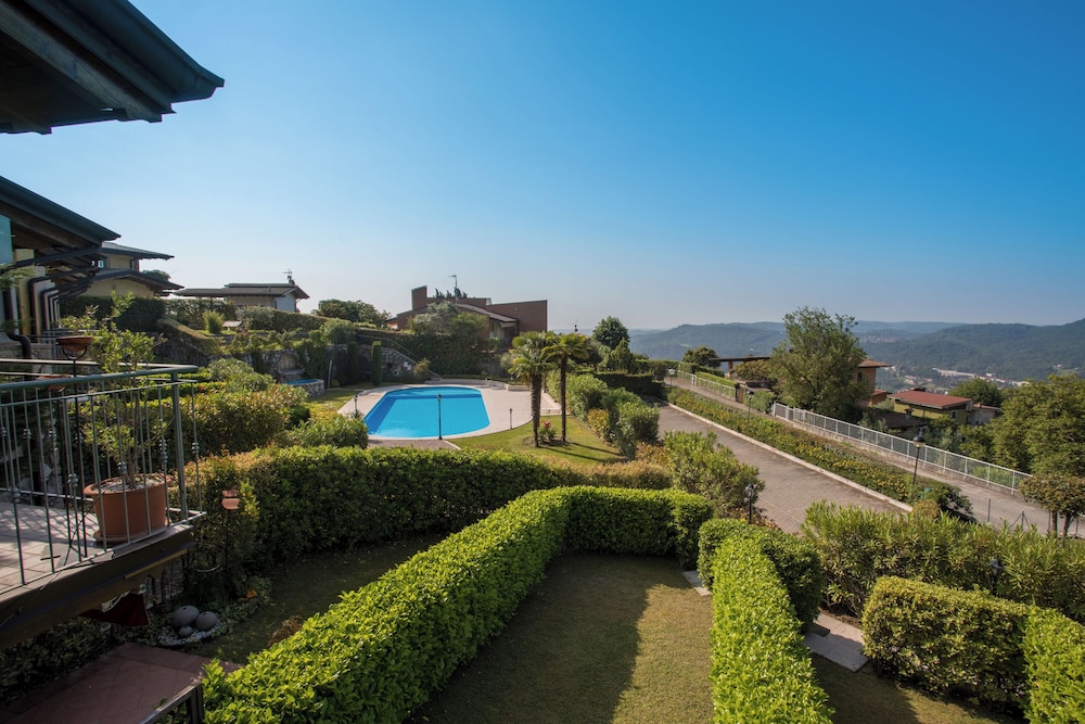 Terraced House With Shared Pool