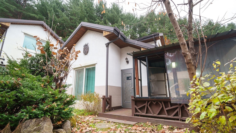 Gapyeong Sanchaek Glamping Pension