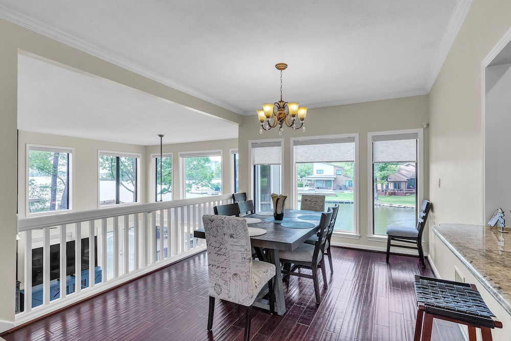 Lakefront Retreat With Private Pool, Hot Tub And Dock 4 Bedroom Home