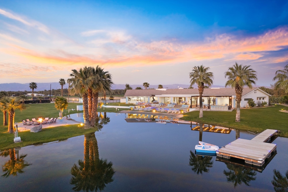 Buena Vista by Avantstay Massive Outdoor Oasis w Pool Spa Firepit