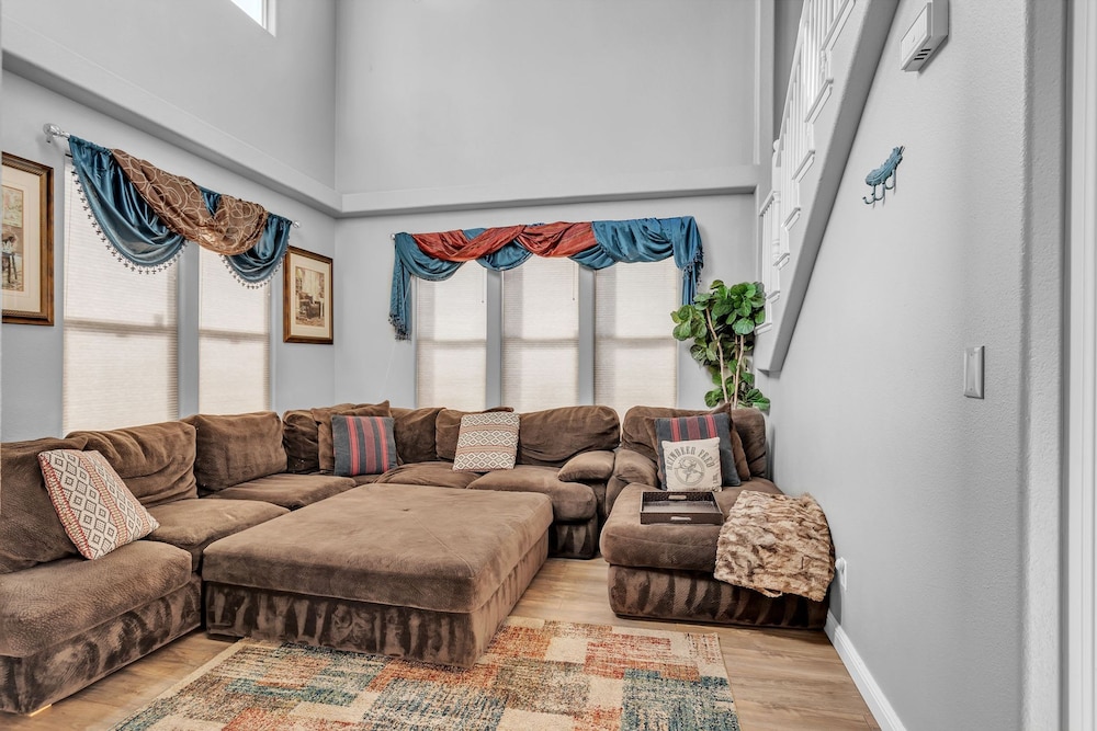 Beautiful Sunsets at 3BR Villa in Reno