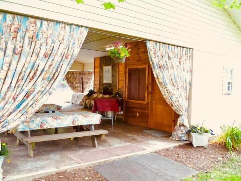 Meadowlark Motel with Restaurant & Bar