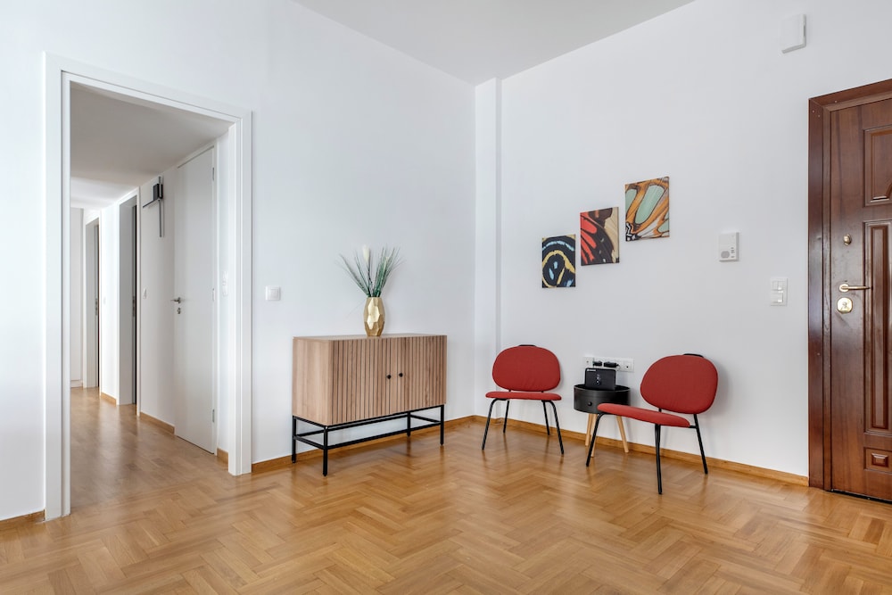 Cozyopolis - Timeless 3-BR in Athens