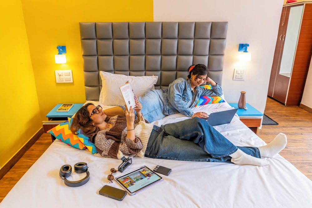 goSTOPS PLUS Kasol Manikaran Road, Bar and Hostel