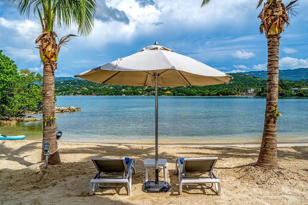 Santosha Whitehouse JM - 10 Bedroom Villa w Private Beach