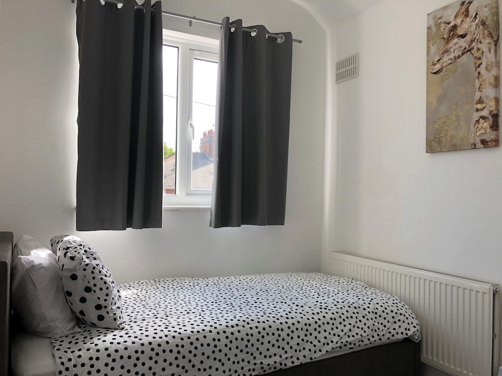 Immaculate 3-bed House in Nottingham view 4