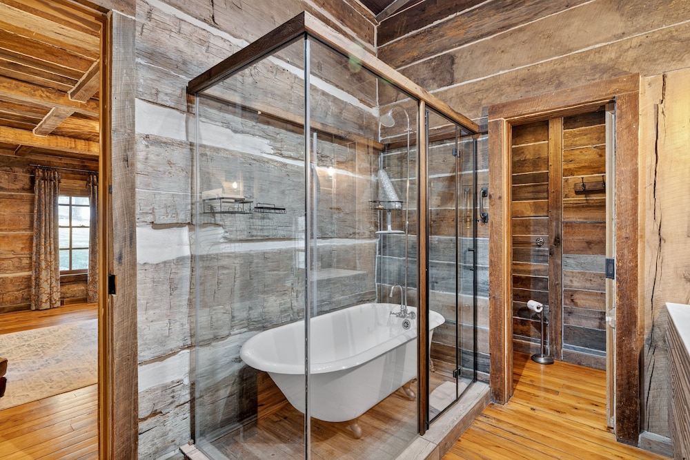 Cabin Unbound - Historic Lakefront Comfort 4 Bedroom Cabin
