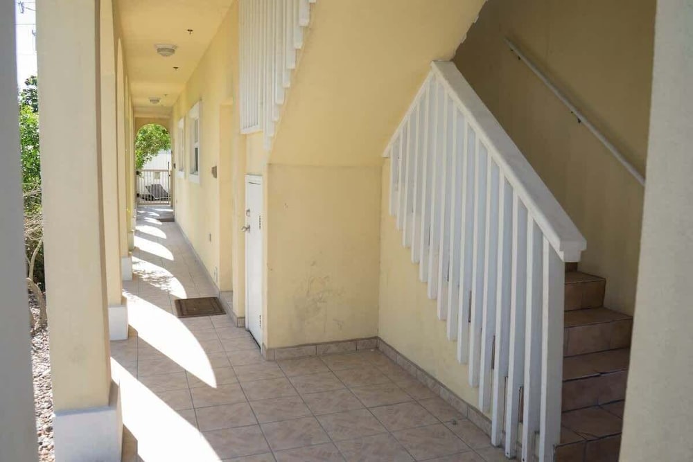 Open & Modern Pool #b Walk To Beach 2 Bedroom Condo