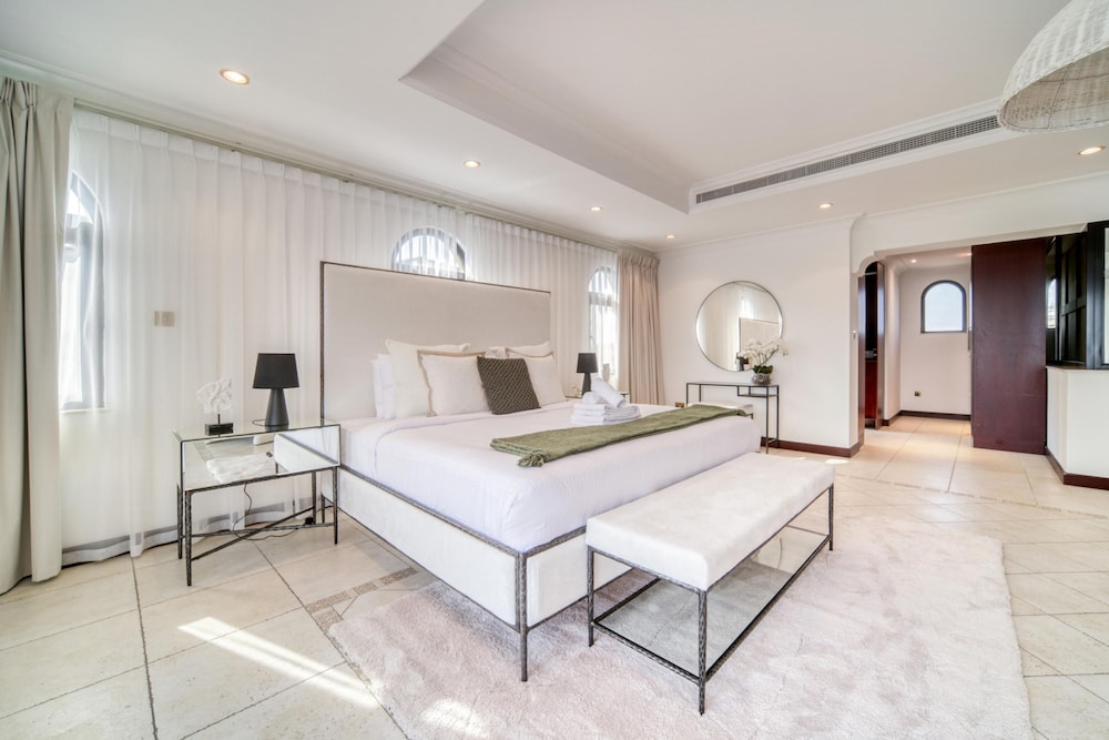 Exclusive 6BR Palm Villa w Private Pool and Beach