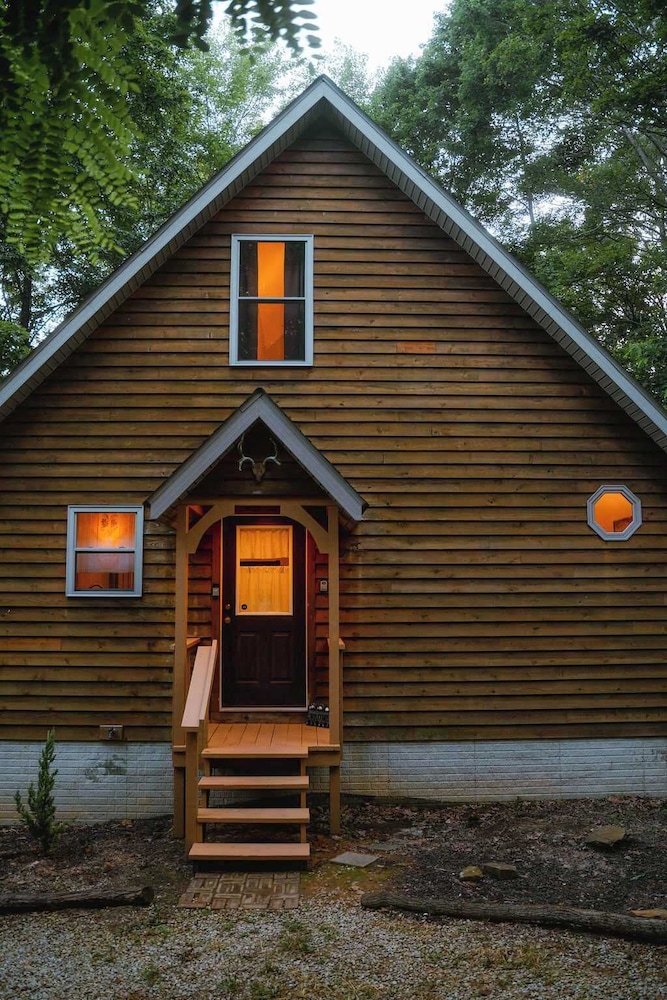 Cheerful Two Bdrm Cabin With Hot Tub & Pet Friendly