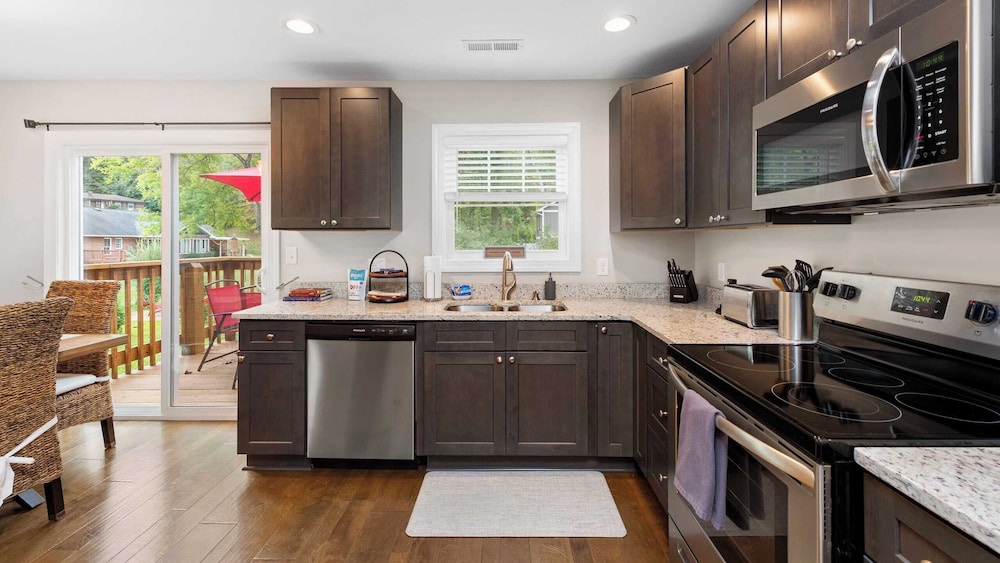 10 Townhomes, Sleeps 89 6 Mins to DT Asheville Sycamore Cove by Avantstay