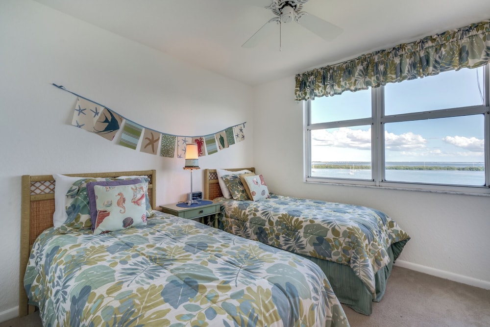 Bahia Vista 17-881 by Distinctive Beach Rentals