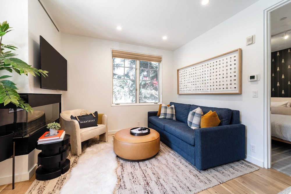 Aspen Hideaway by Avantstay Walk to Aspen, Near Slopes + Pool & Hot Tub Access