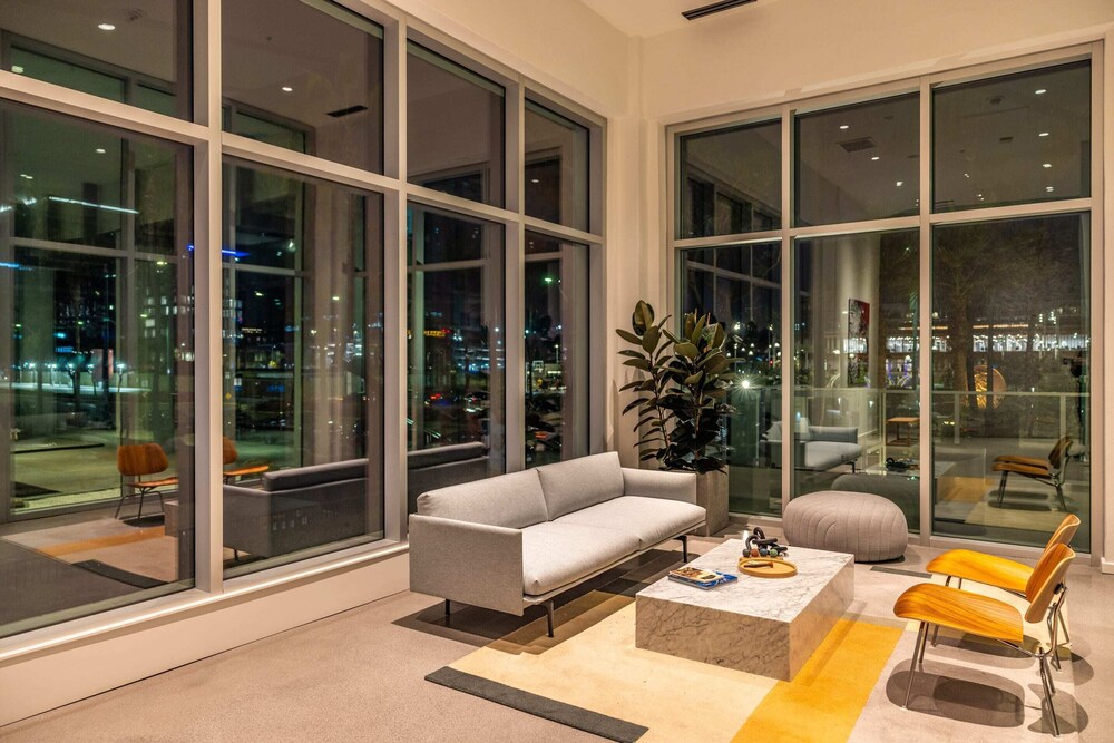 @marbella Lane - Chic 2BR Penthouse w/ Ocean Views