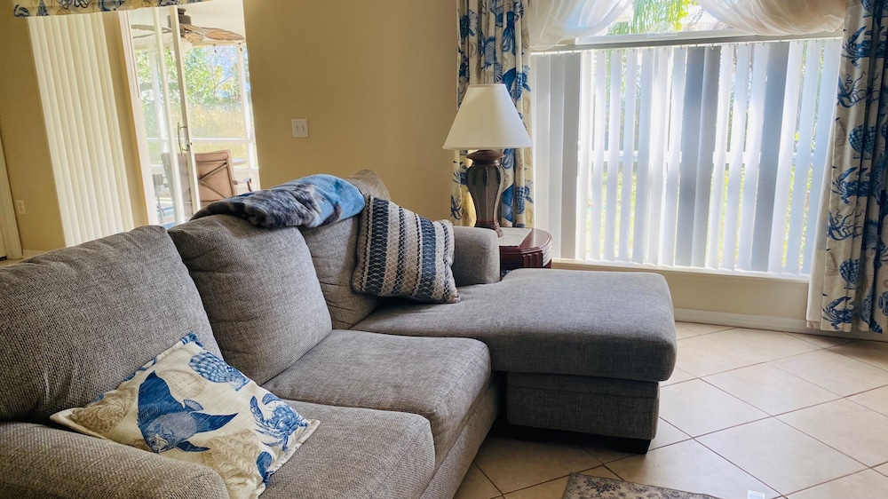 Near Beach-3br-sleeps6-patio-garden-parking-ac