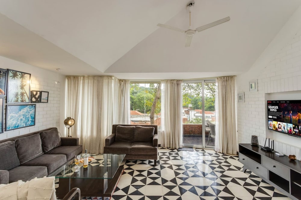 Modern 2bhk w Rooftop Pool 10 Mins Drive to Beach
