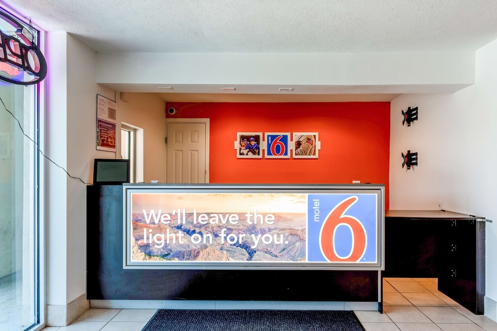 Motel 6 Houston, TX - East - Image 4