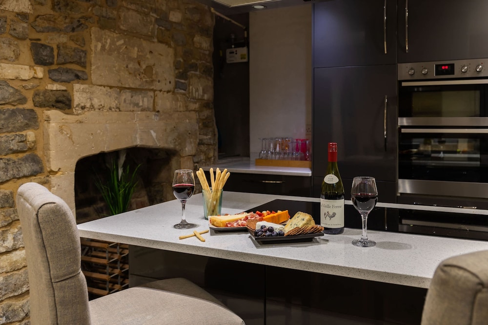 Stylish 4-bedroom Townhouse in the Heart of Bath