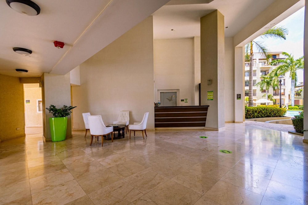 Beautiful 1BR Condo w Large Balcony in Palm Beach