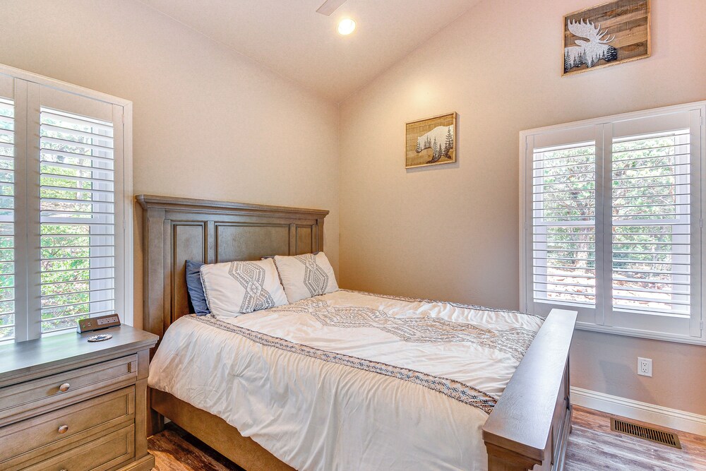 Payson Vacations - Pine Cabin w/ Hot Tub  Mountain Views - Property Image 3