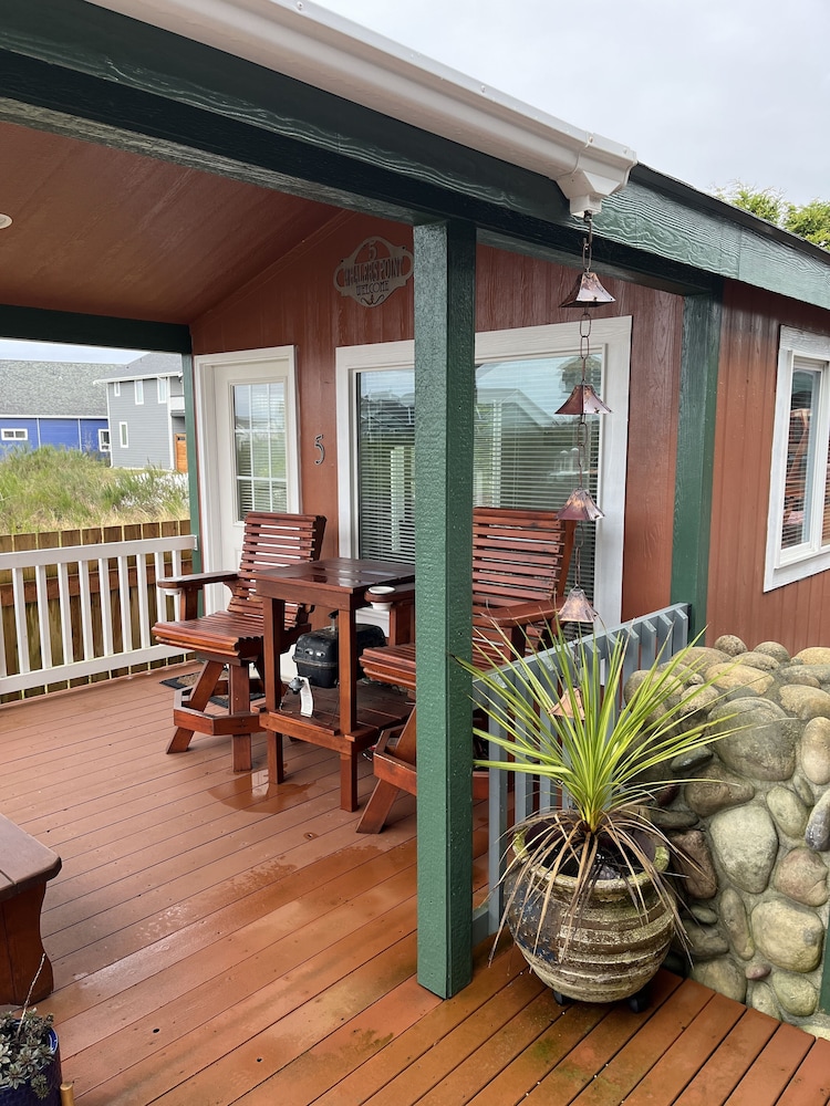The Collins Inn and Seaside Cottages - Adults Only