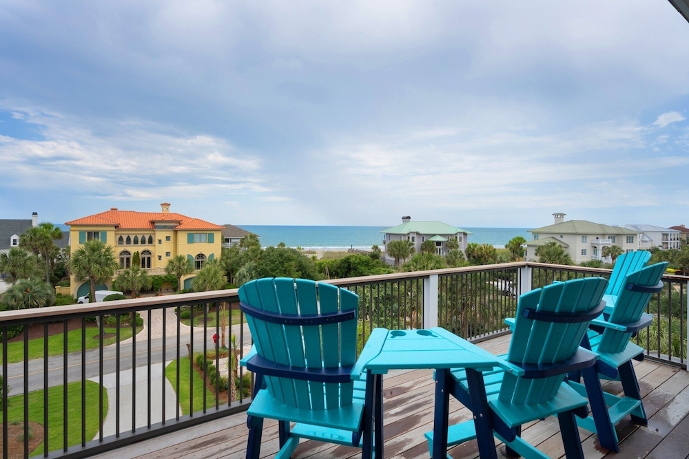 Cornfed Pelican 9 Bedroom Home