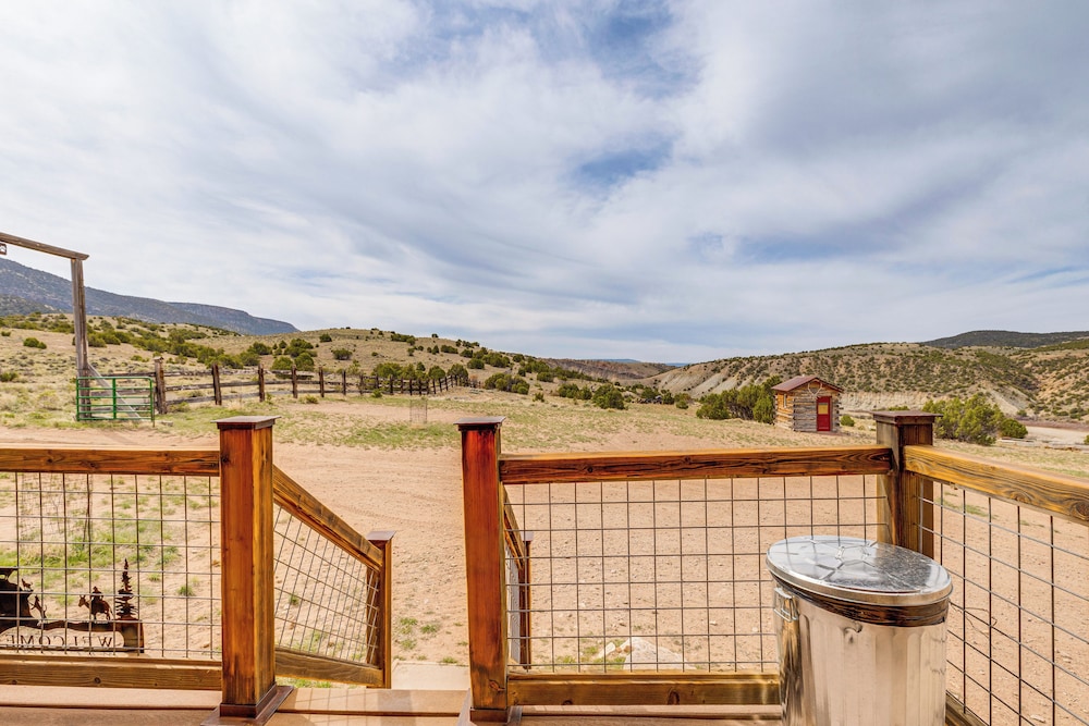 Sunset & Mtn Views: Rustic Colorado Retreat!
