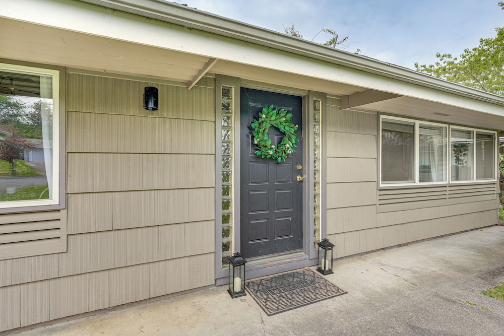 1 Mi to UO Campus - Family Home w/ Pool Table!