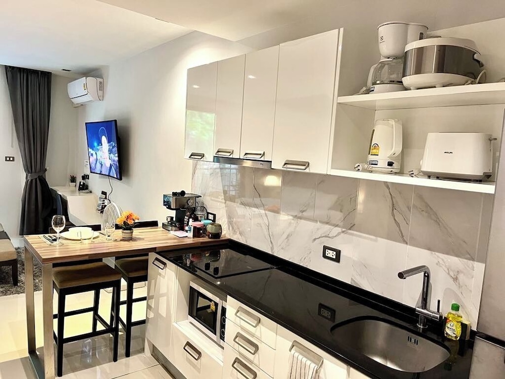 Emerald 211 - Studio With Balcony and Shared Pool