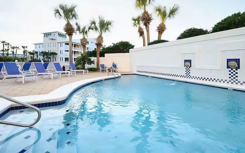 Gulf Shores Escape Walk to Waves Pool Golf Views