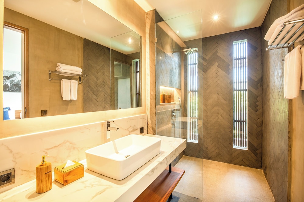 Seaside Escape: 4BR Villa, 190m to Canggu Beach
