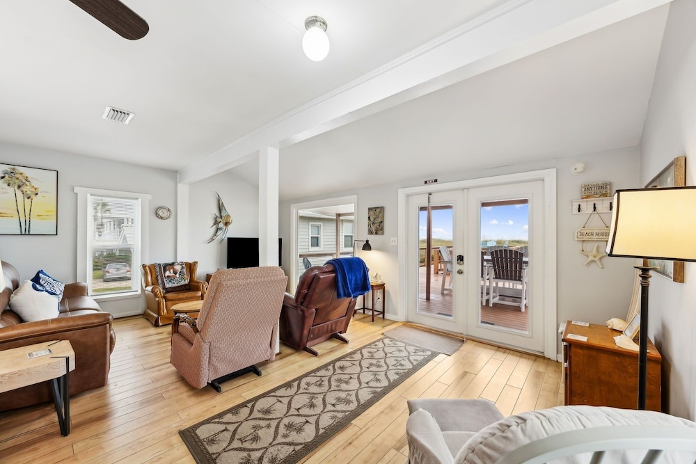 124 S Fletcher - Upstairs 2 Bedroom Duplex