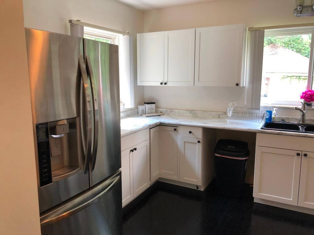 Spacious Luxury Home 5 min to Detroit Golf Club view 4