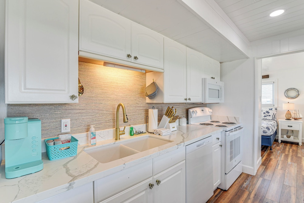 Pet-friendly Galveston Home: Walk to Beaches!
