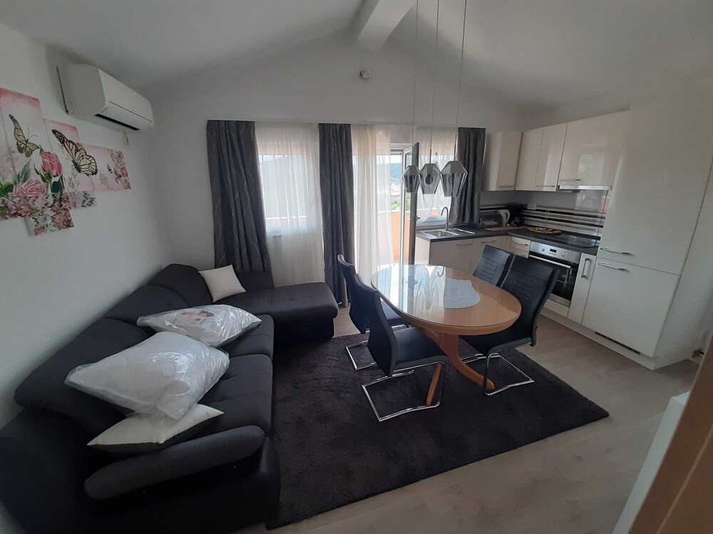 Cozy Apartments With Private Balcony Vinisce