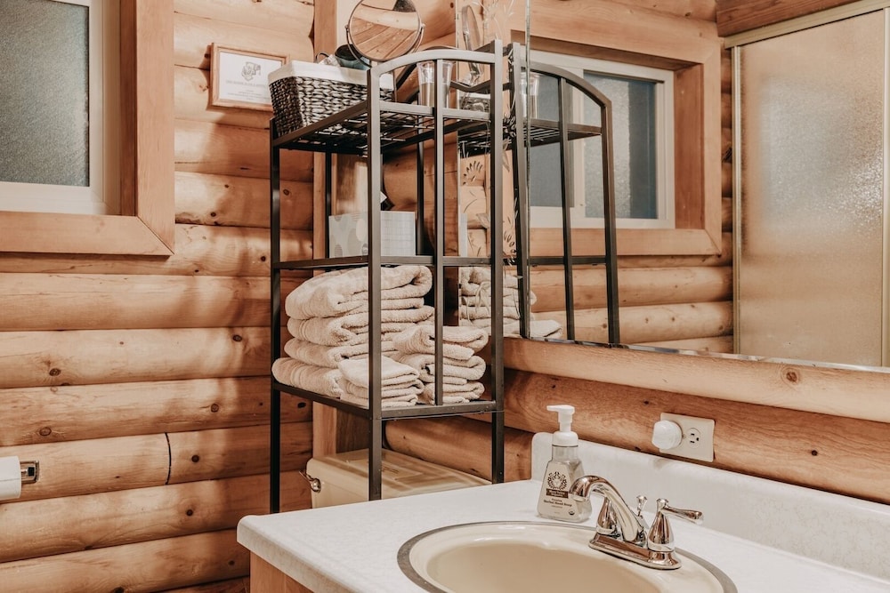 17mbr - Log - Bbq - Pets Ok - Wifi - Sleeps 8 2 Bedroom Home by RedAwning