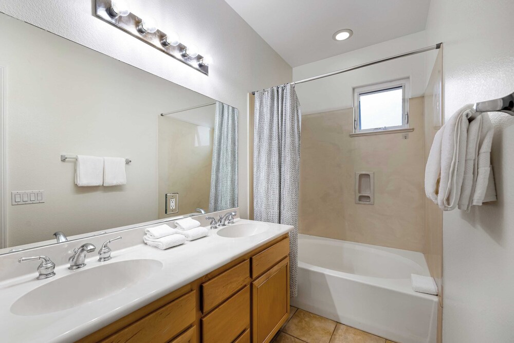 Walk to Dining, Mission + Pacific Beach, and Bars/nightlife Private Backyard