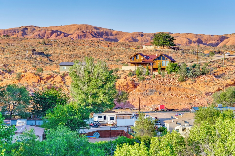 5 Mi to Arches NP: Canyon-view Hideaway w/ Deck!