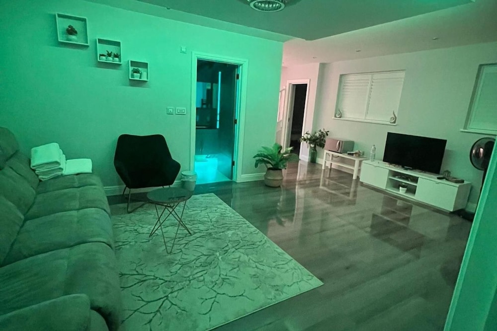 House - Sleeps 16, Parking, Pets Allowed & Jacuzzi