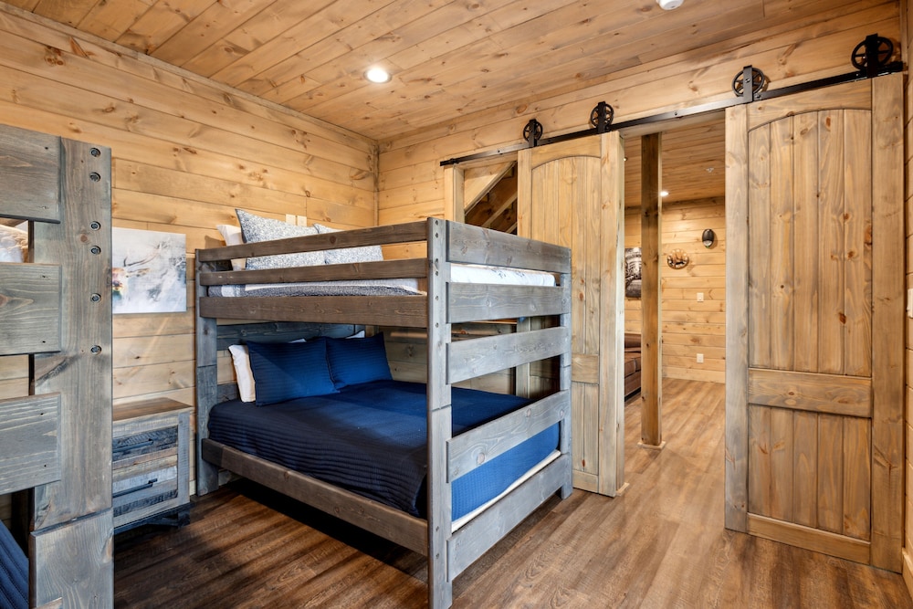 Moonshine Mountain Lodge 5 Bedroom Cabin by RedAwning view 4