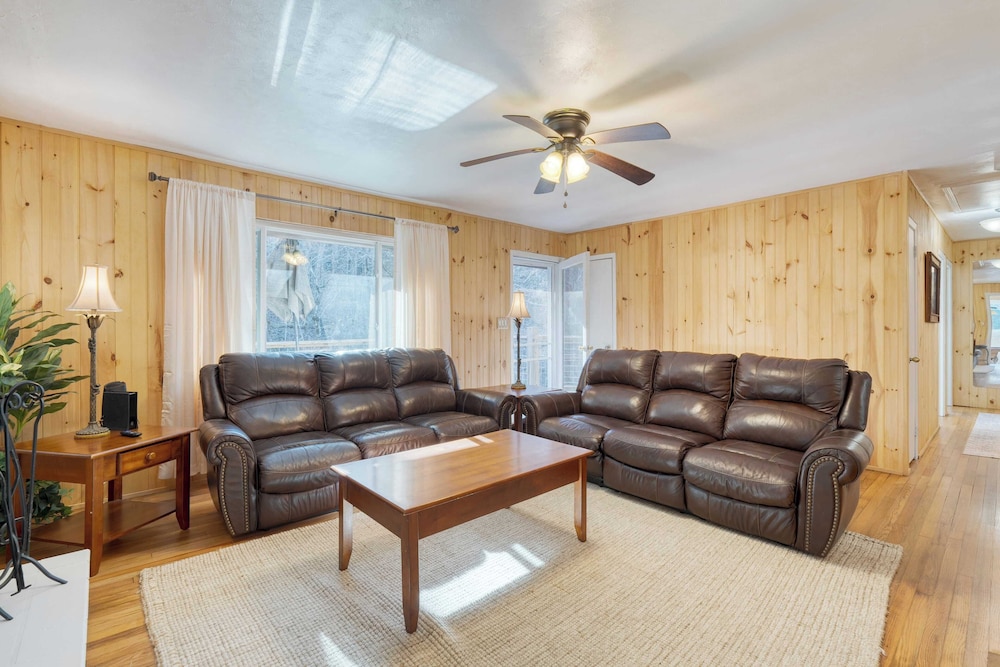 Creekside Haven by Avantstay Hot Tub, Fire Pit, Outdoor Dining Area Nestled Next to Creek