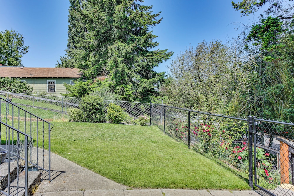 2 Mi to Dtwn Tacoma: Charming Home w/ Deck & Yard!
