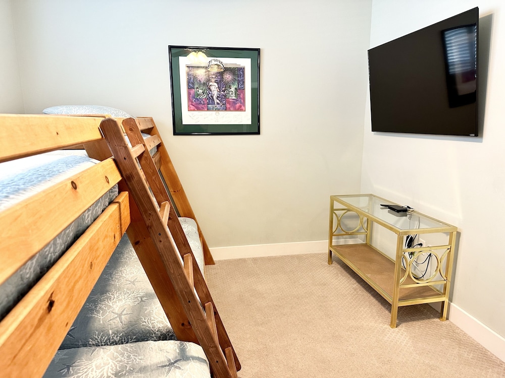 Camp David 4 Bedroom Cottage by RedAwning